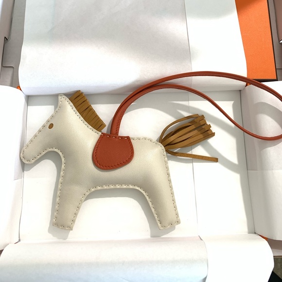 Hermes Rodeo MM charm in Craie - Picture 2 of 3